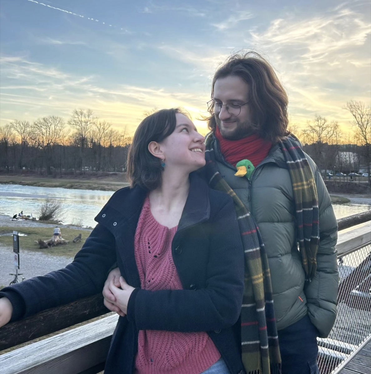 Lea und Jakob auf einer Brücke im Abendlicht