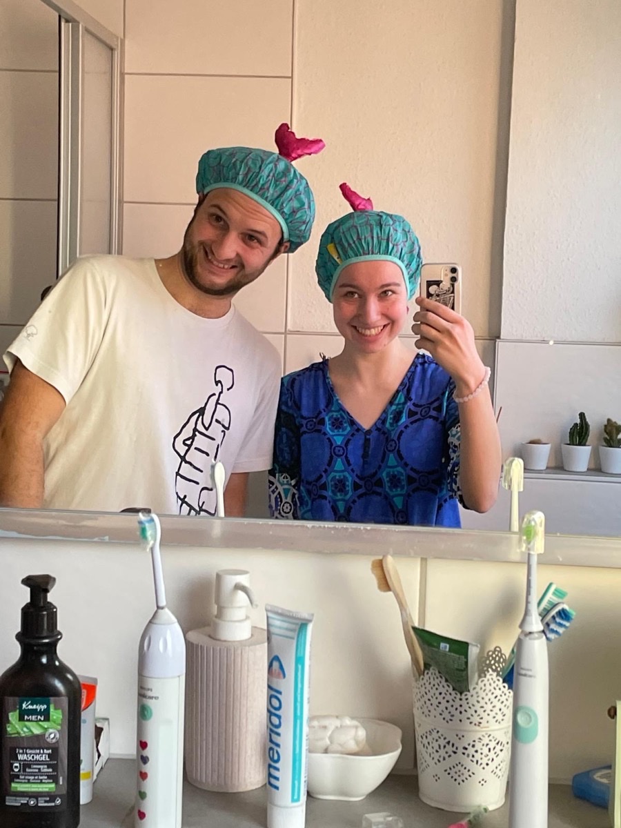 Lea und Jakob mit Duschhauben im gemeinsamen WG-Bad